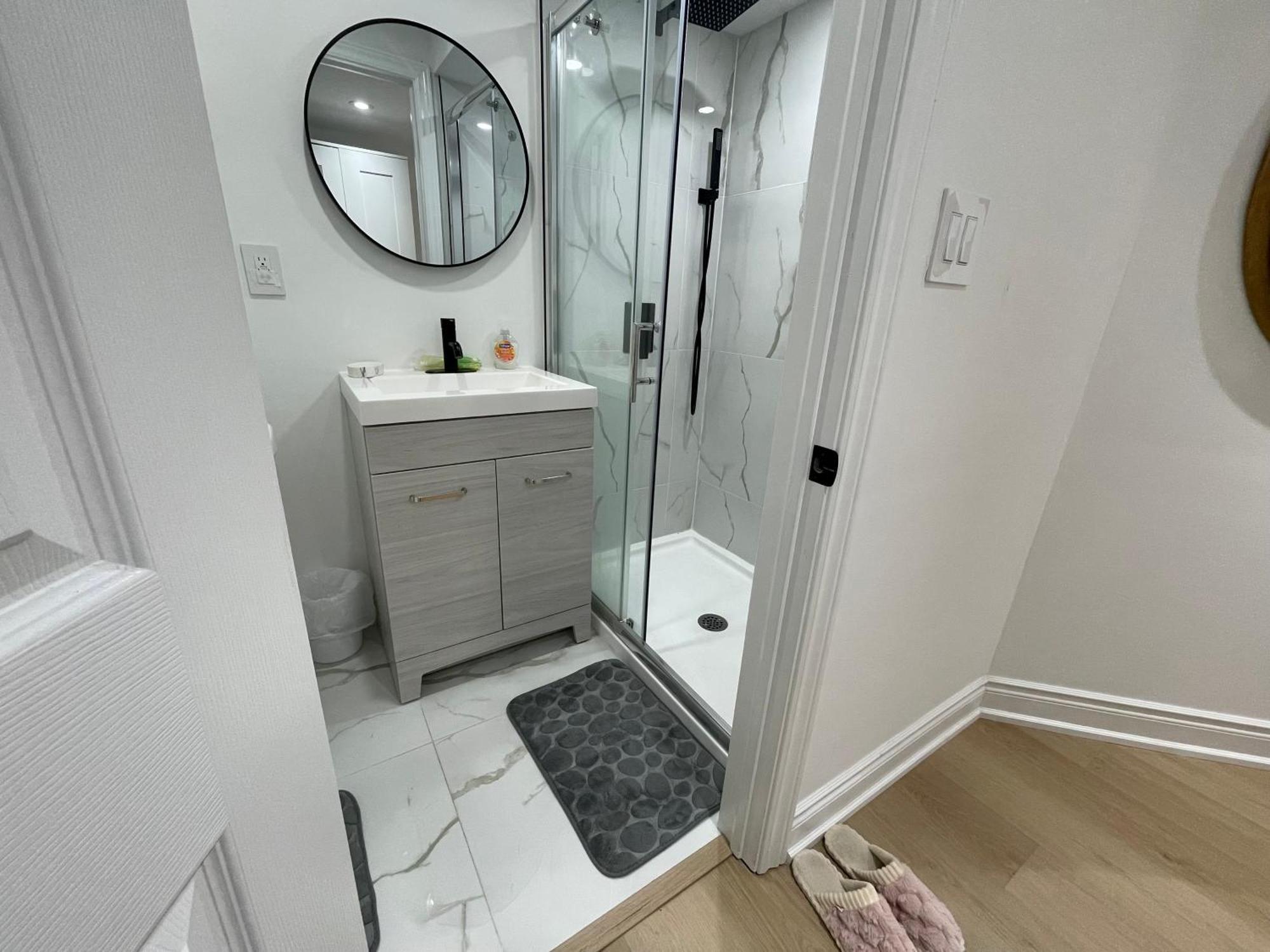 Cozy, Brand-New, 2Bdr,Walkout Apt, Free Parking Richmond Hill Eksteriør bilde