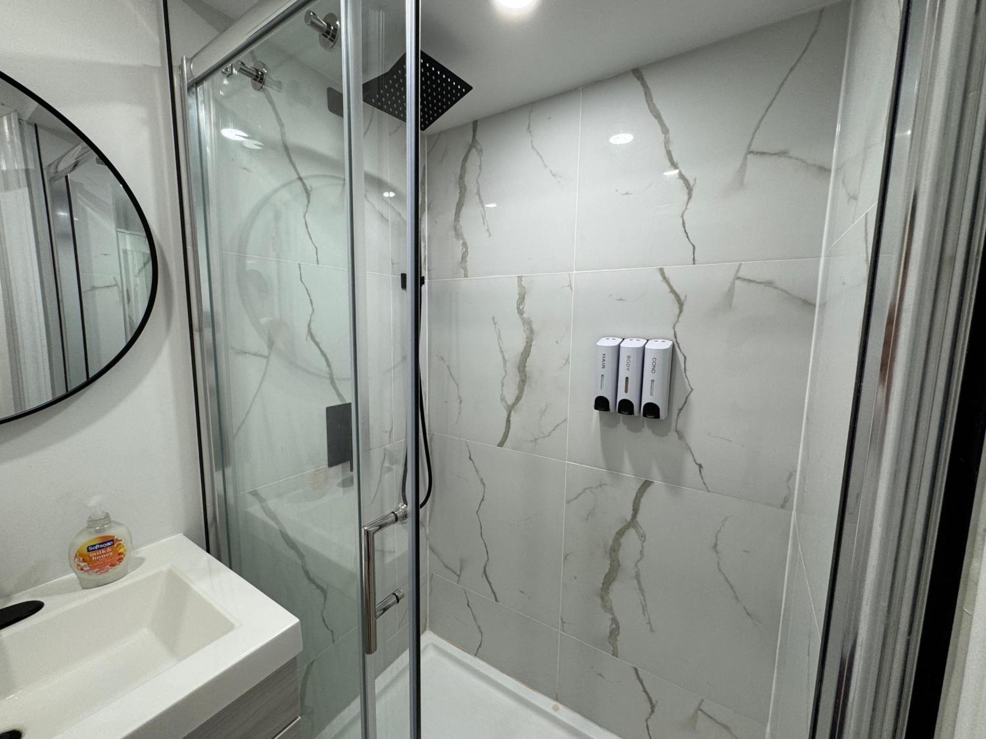 Cozy, Brand-New, 2Bdr,Walkout Apt, Free Parking Richmond Hill Eksteriør bilde