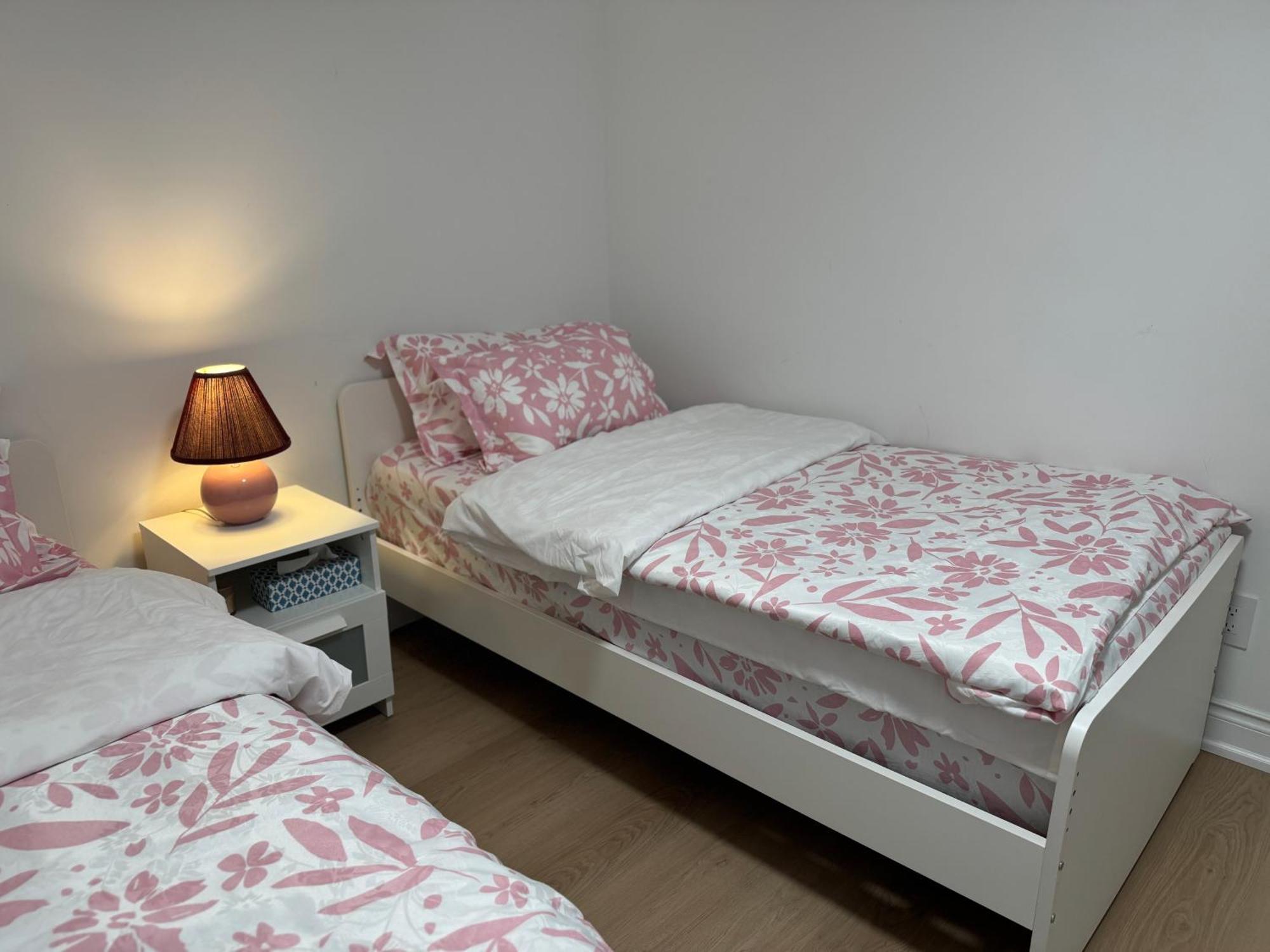 Cozy, Brand-New, 2Bdr,Walkout Apt, Free Parking Richmond Hill Eksteriør bilde